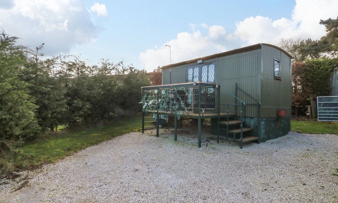 Crich Cottage | PACKHORSE SHEPHERD’S HUT, pet friendly, with a garden in Wirksworth