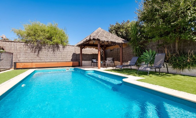 Padbury House | Padbury Delight with pool!