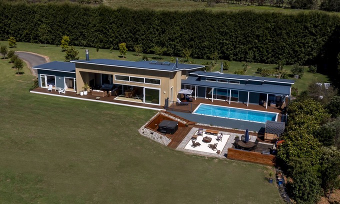 Whakamarama House | Pahoia Beach Waterfront Retreat