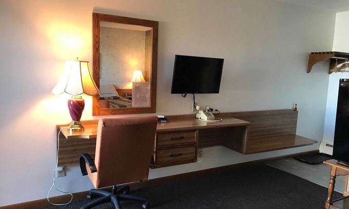 Riverton Hotel | Paintbrush Motel