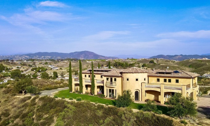 Temecula Villa | Palazzo Del Sol By AvantStay | Breathtaking Home w/Mountain Views & Hot Tub