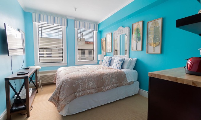 Palm Beach - West Palm Beach Apartment | ๐Palm Beach Island Condo-Hotel Room Walk to Beach ๐