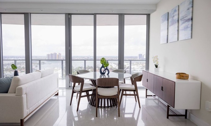 Singer Island Hotel | Palm Beach Retreat with Spacious Balcony