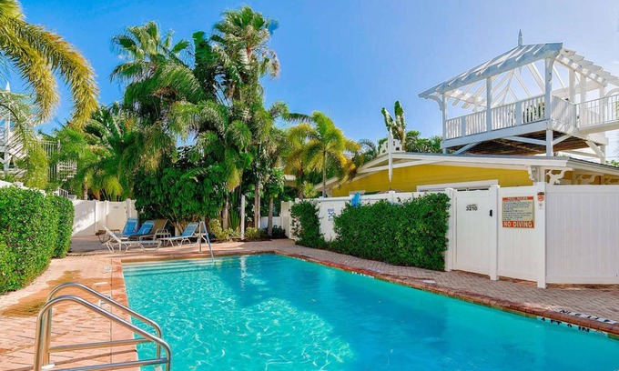 Holmes Beach Apartment | Palm Isle Village 8