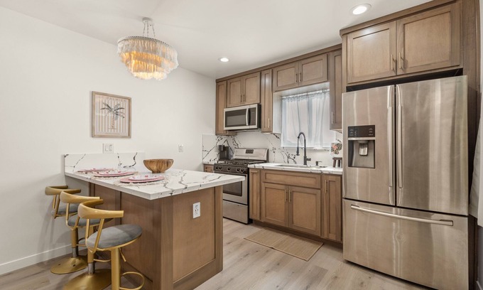 Downey House | Palm Royale Club! 2 Bed, 2Bath with Master bedroom in the nicest city of Downey!