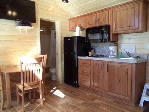 Palm Desert Resort | Palm Springs Camping Resort Cabin 3