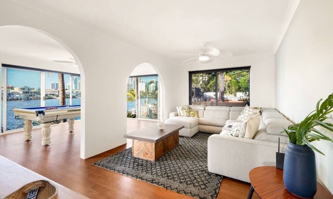 Surfers Paradise Apartment | Palm Springs Surfers Paradise 3bed,pool waterfront