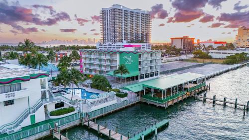 North Bay Village Hotel | Palm Tree Club Miami