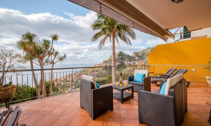 Camara de Lobos Villa | Palm Tree House by Amazing Madeira