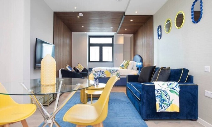 London Borough of Bromley Apartment | Palm Tree House - Dolce Lemons