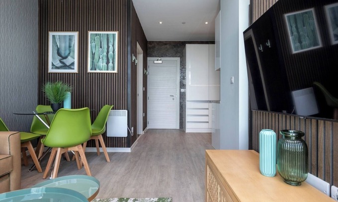 London Borough of Bromley Apartment | Palm Tree House - Sahara