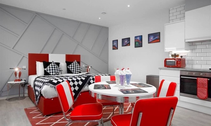 London Borough of Bromley Apartment | Palm Tree House | Diner