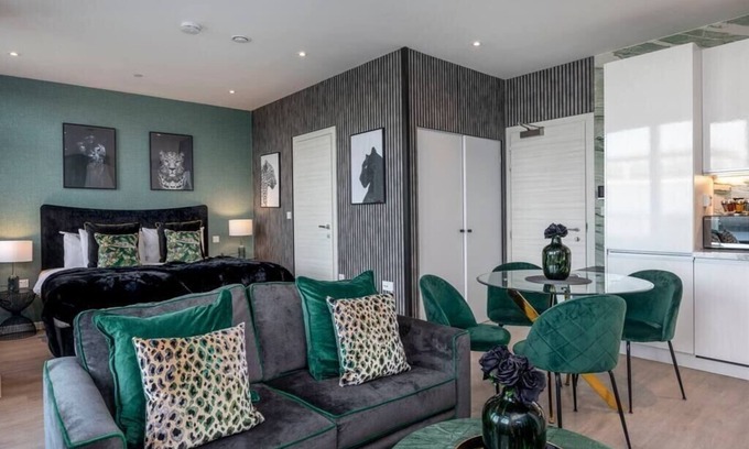 London Borough of Bromley Apartment | Palm Tree House | Panther
