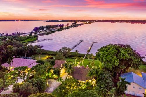 Bradenton House | Palma Sola Bay House! Private Dock, Heated Pool & Spa, Game Room & More!