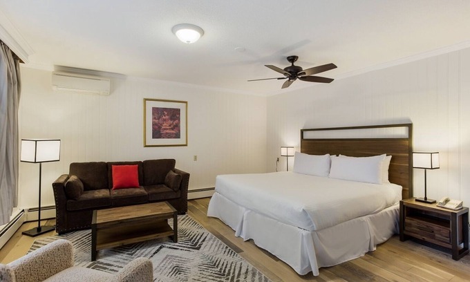Manchester Center Resort | Palmer House Resort - Deluxe King Bed 3