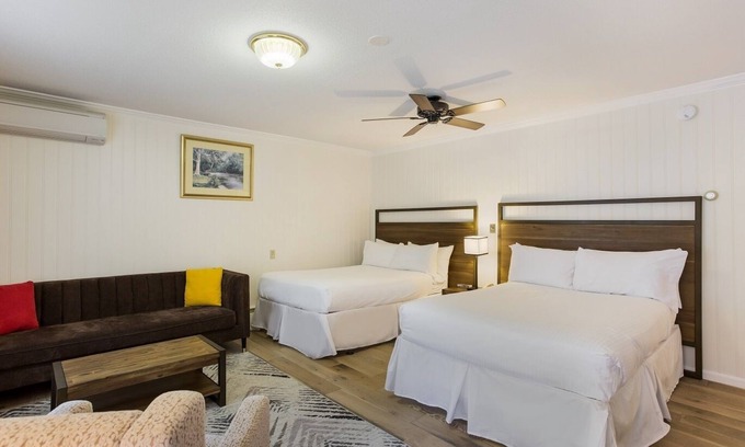 Manchester Center Resort | Palmer House Resort - Deluxe Two Double Beds 5
