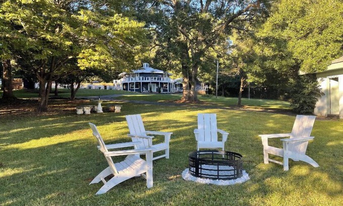 Eatonton House | Palmer & Oak - Entire Lakefront Property on Lake Sinclair w/saltwater pool