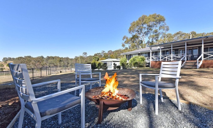 Pokolbin House | Palmers Lane Vineyard 6br Homestead with Pool