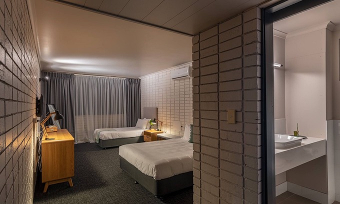 Greenacre Hotel | Palms Hotel Motel Chullora