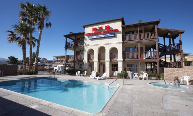 Palmdale Hotel | Palms Inn & Suites