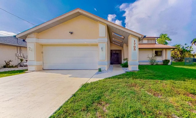 Caloosahatchee House | Palms on the Canal