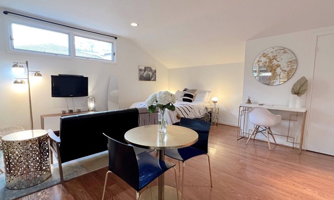 Midtown Cottage | Palo Alto Cottage: Privacy, Comfort & Convenience