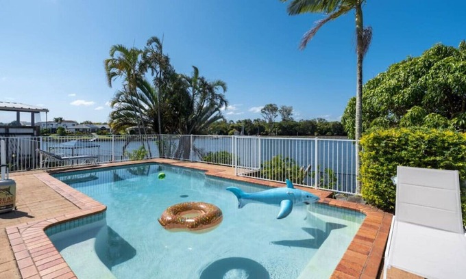 Helensvale House | Panarama Waterview! Waterfront Luxury Holiday Heav