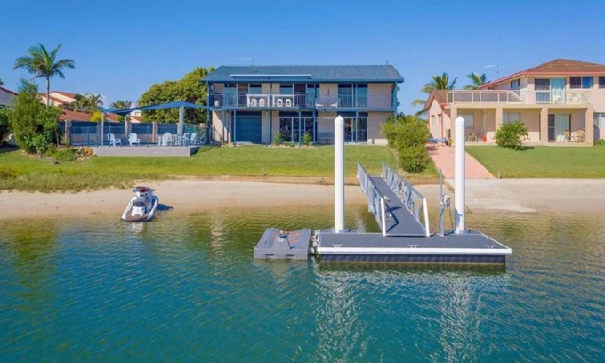 Yamba House | Pandanus | Spacious Waterfront Escape