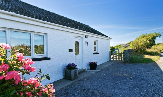 Ty Croes Apartment | Pandy Aberffraw - a dog that sleeps 4 guests in 2 bedrooms