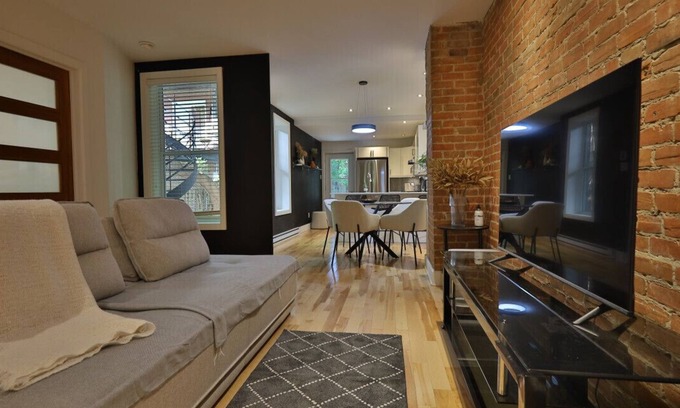 Sainte-Marie Apartment | Panet – Chic 3BR Near Parc Lafontaine & Metro