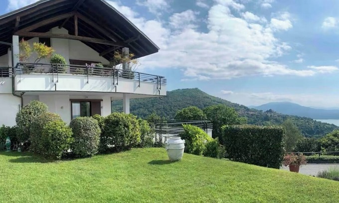 Massino Visconti House | PANORAMA - Apartment with lake view terrace and private garden