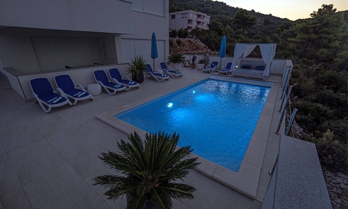 Komarna Apartment | Panoramic apartment with sea view and pool