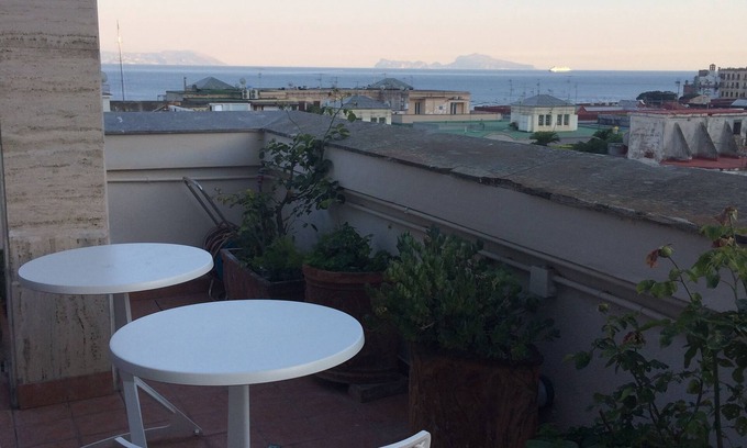 Chiaia Bed & Breakfast | Panoramic B&B "Casa Miranapoli" with a view of the Gulf of Naples