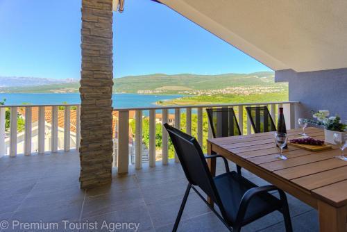 Donji Karin Apartment | Panoramic Forest Retreat with Pool and Seaview