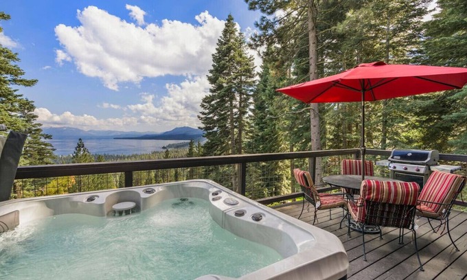 Talmont Cabin | Panoramic Lake View & Hot Tub!