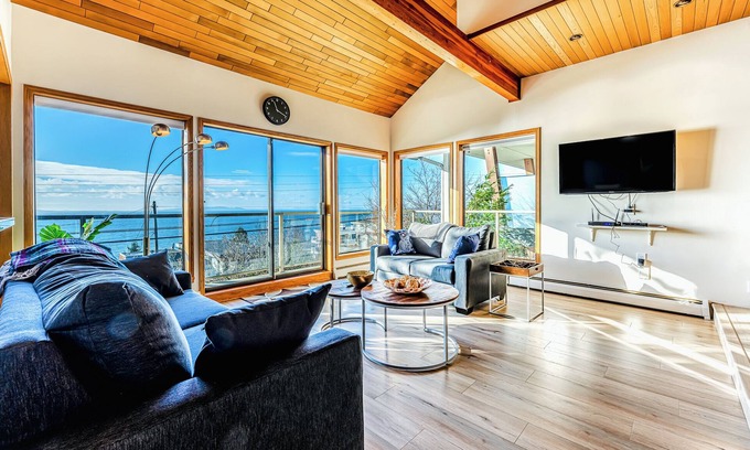 White Rock House | Panoramic Ocean Front View, 5 BR full Bath- Renovated Whole House in White Rock