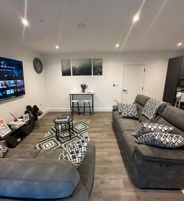 Fairfield House | Panoramic Private Room and Bathroom in a Modern Apartment