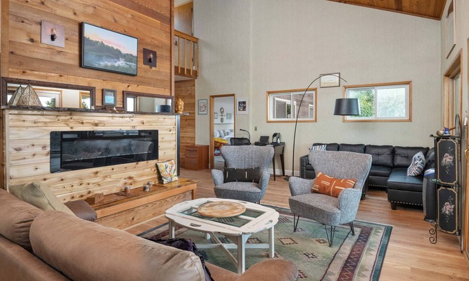 Northwest Portland House | Panoramic River and Territorial Views From Enormous Deck, BBQ, Next to Forest Park