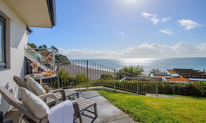 Seaton Apartment | Panoramic Sea Views from this 2 Bedroom Cornish Townhouse