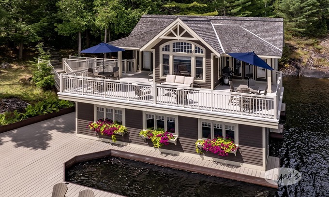 Bala Cottage | Panoramic View of Lake Muskoka, Privacy! Sleeps 20! Entertaining+! Location!
