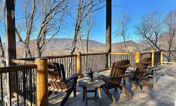 Boone Cabin | PANORAMIC Views!- EVCharging, 2 Primary Suites, +location, stocked kitchen!