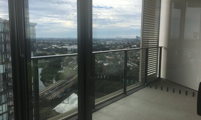 Wolli Creek Apartment | Panoramic views in brand new apartment