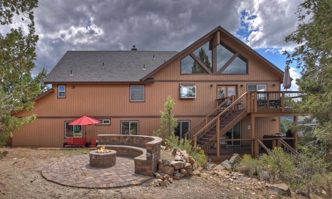 Castle Glen Estates House | Panoramic views, Lake and Mountains. Hot tub, Playground, Firepit, Game room.
