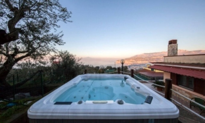 Priora Villa | Panoramic villa nestled in the greenery of Sorrento with panoramic views of Vesuvius