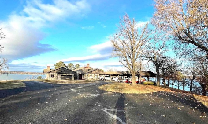 Dennis House | PANORAMIC WATERFRONT THE LODGE AT STONY POINT VACATION GETAWAY & WEDDINGS