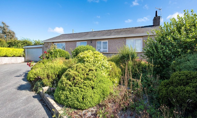 Bwlchtocyn House | Pant Gwyn Bungalow - Three Bedroom House, Sleeps 8