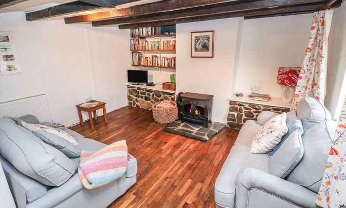 Trefin Cottage | PANT Y FFYNNON, pet friendly, character holiday cottage in St Davids