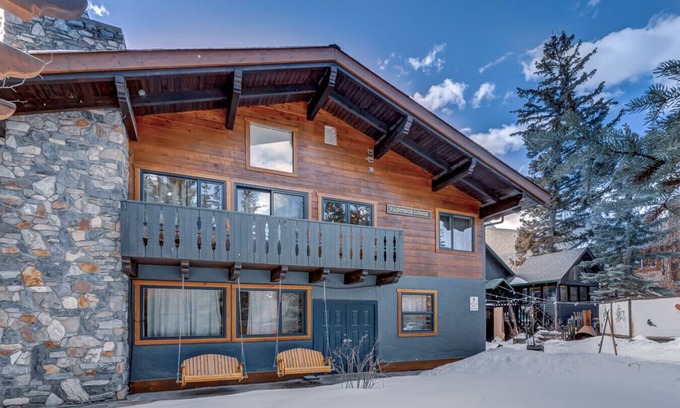 Town Centre Ski Chalet | Pantbox Lodge · Paintbox Lodge~Sleeps 21~