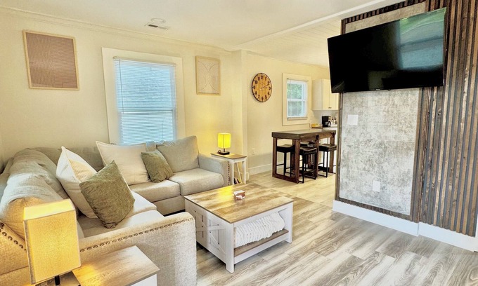 Enderly Park House | Panthers|King Beds|Dogs Yes|Fenced Yard