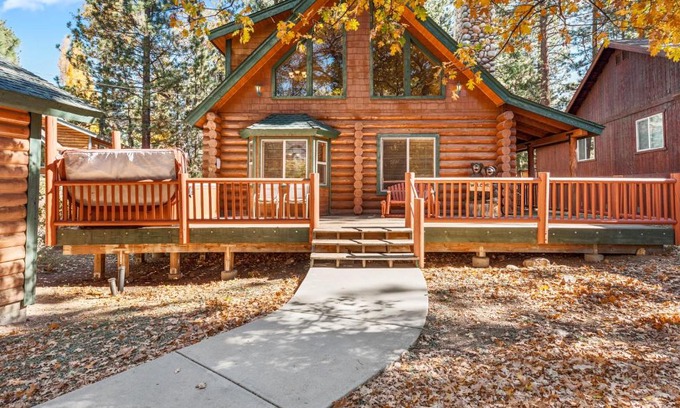 Summit Estates House | Papa Bear's Hideout - Dream Getaway with Hot Tub and Game Room!